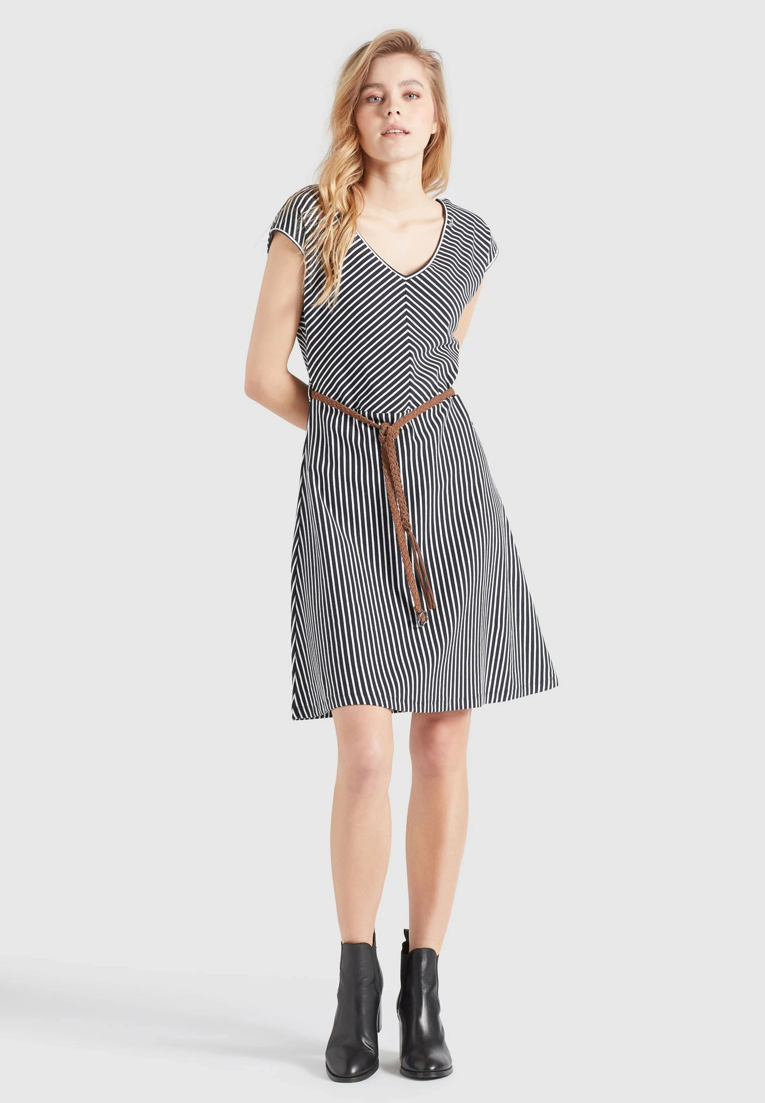 Khujo LEIFA - Sukienka Letnia - Dunkelblau-weiß Gestreift 2 Khujo LEIFA - Sukienka Letnia - Dunkelblau-weiß Gestreift - obrazek 2