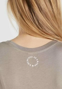 Khujo FRANCESCA BEST - T-shirt Z Nadrukiem - Graubraun -Khujo Sklep e750068683ac4f3089dca704e6dea212